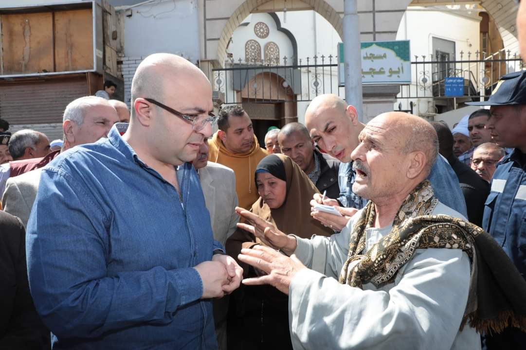 أحد المواطنين يتحدث لمحافظ بنى سويف