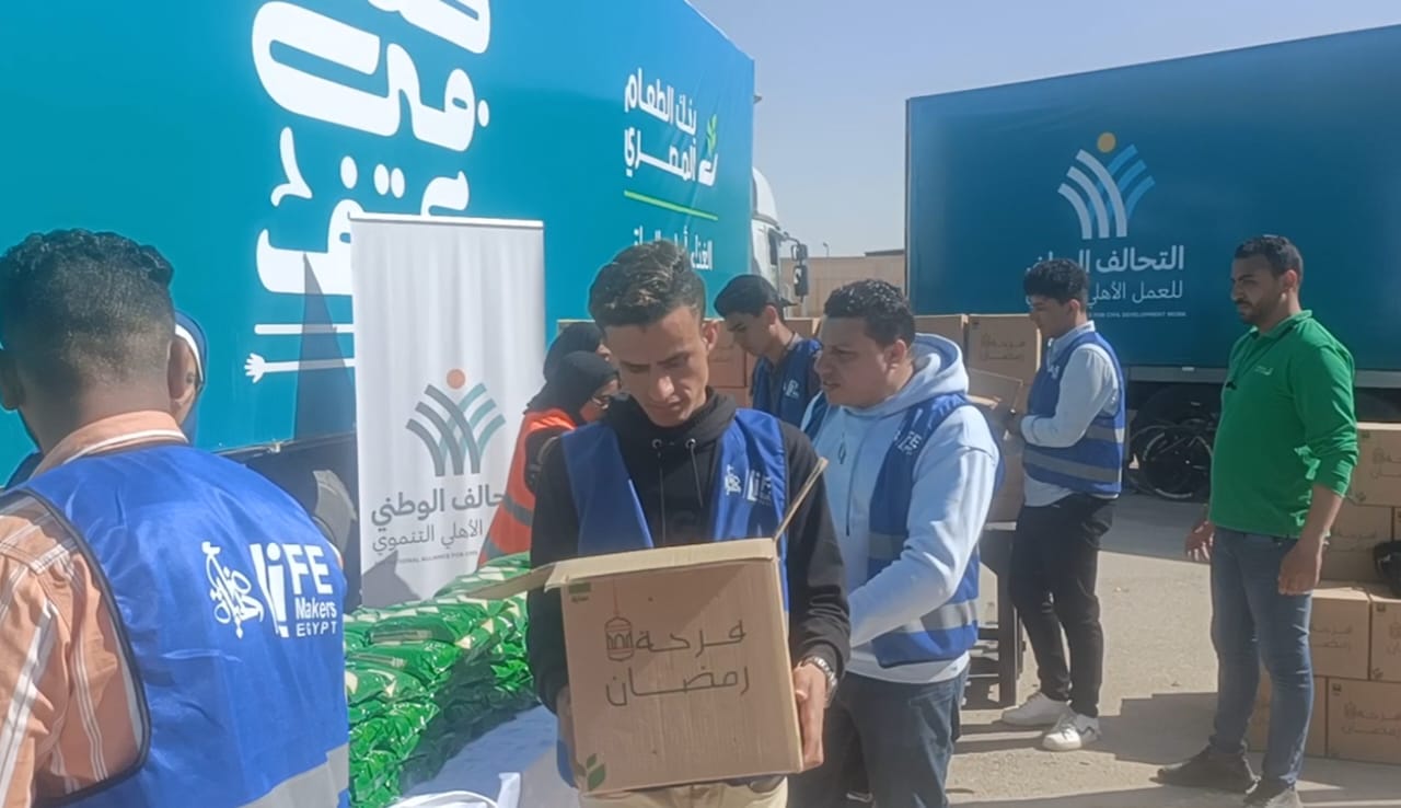 جانب من توزيع الكراتين (1)