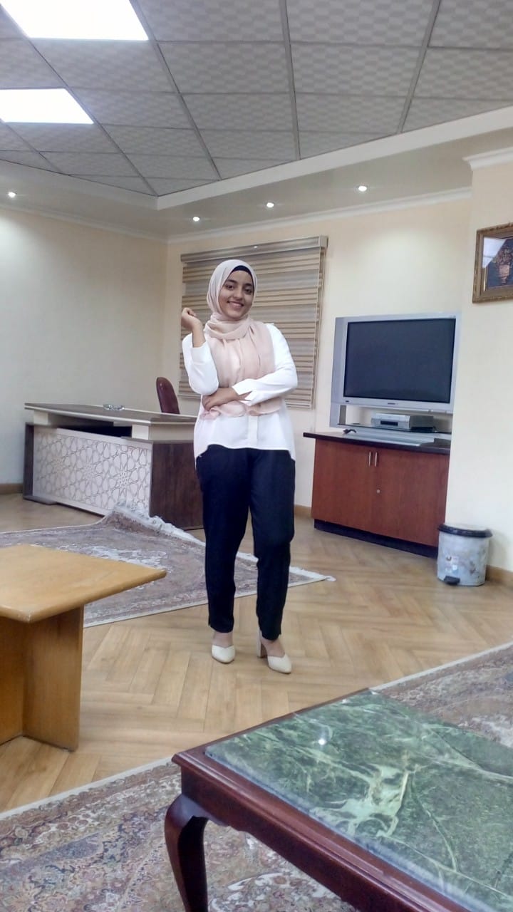 الطالبة منة الله شعبان بالصف الثالث الثانوي بمدرسة الشهيد حسين سلامة