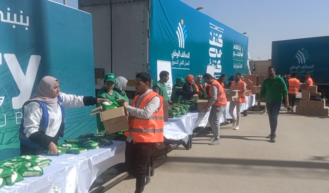 جانب من توزيع الكراتين (4)