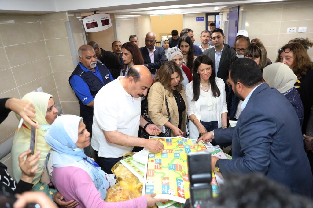 الوزيرة تتفقد معرض على هامش فاعليات الختام