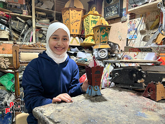 ملك-تساعد-والدها ملك-تساعد-والدها