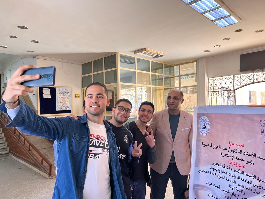 طلاب كلية الأداب والكاتب الصحفى وائل السمرى رئيس التحرير التنفيذ لـ  اليوم السابع (5)