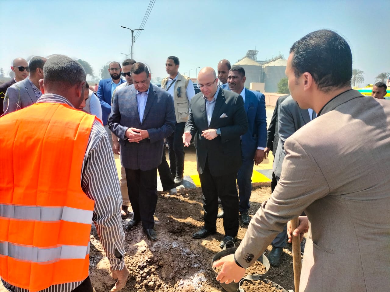 وزير التنمية المحلية ومحافظ بني سويف يتفقدان أعمال المبادرة الرئاسية للتشجير 100 مليون شجرة (2)