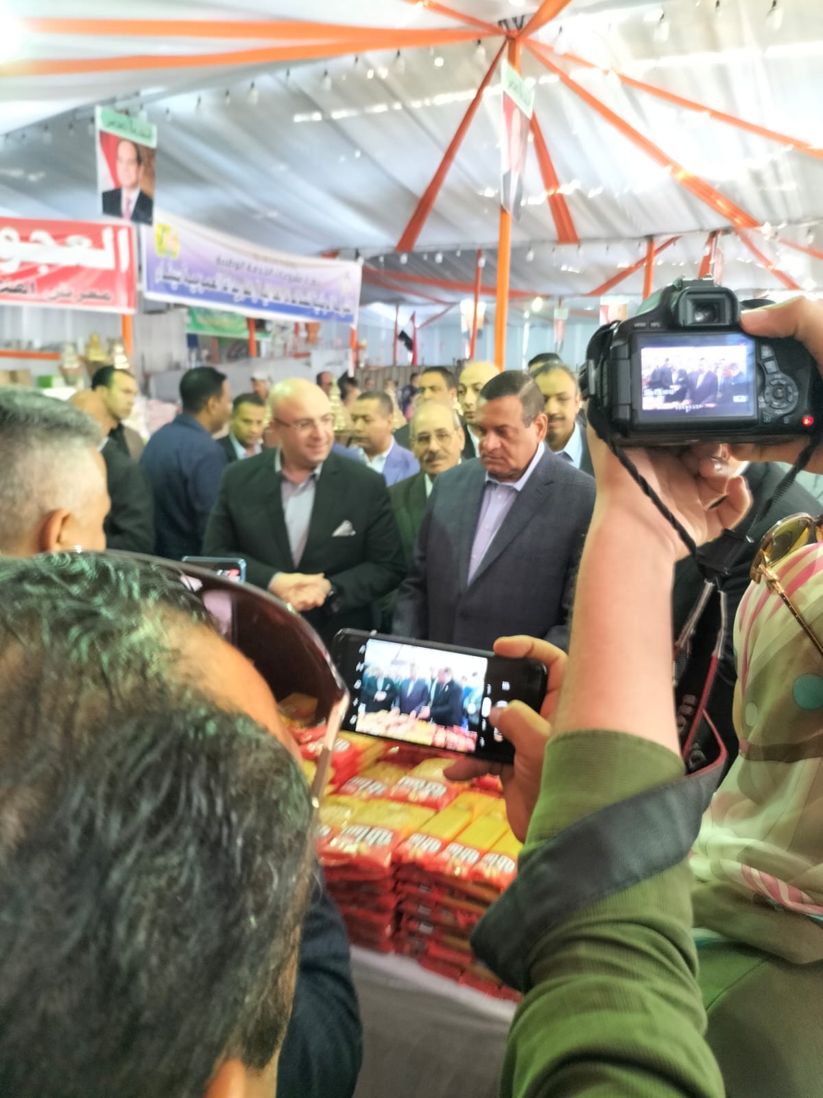 وزير التنمية المحلية ومحافظ بنى سويف يتفقدان معرض أهلا رمضان (3)