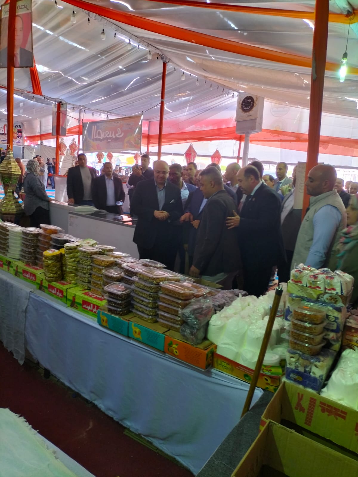 وزير التنمية المحلية ومحافظ بنى سويف يتفقدان معرض أهلا رمضان (4)