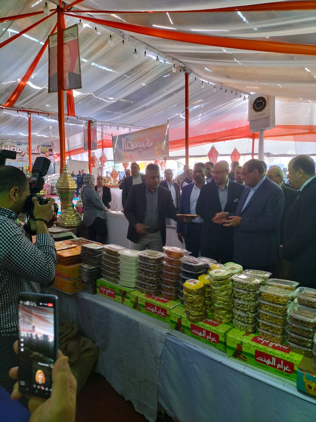 وزير التنمية المحلية ومحافظ بنى سويف يتفقدان معرض أهلا رمضان (2)