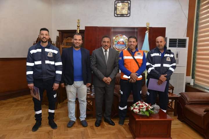 محافظ مطروح يكرم مسعف وسائق