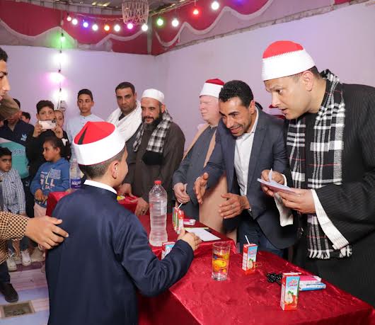 تسلم الجوائز للفائزين تسلم الجوائز للفائزين