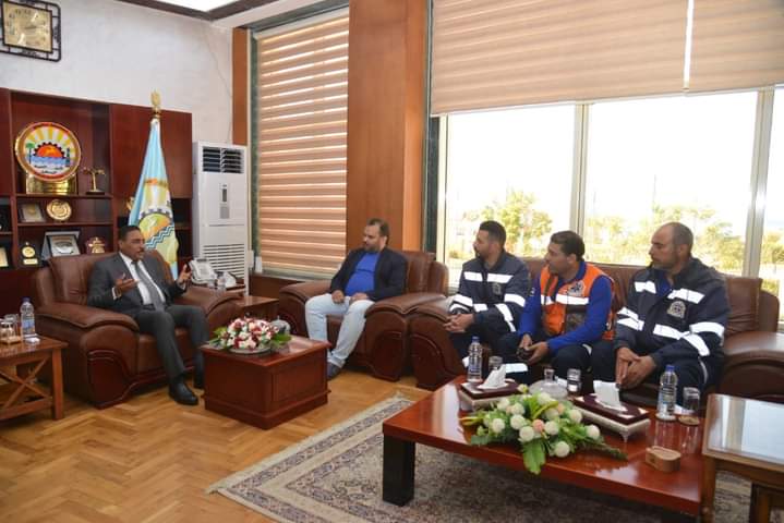 جانب من لقاء محافظ مطروح لمسعف وسائق