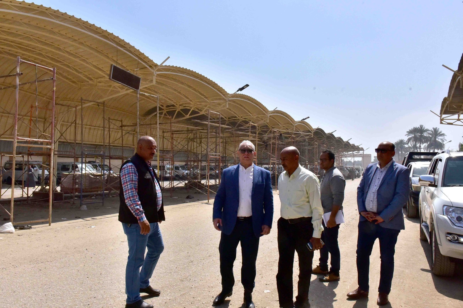 متابعة المحافظ لتطوير المواقف والأسواق متابعة المحافظ لتطوير المواقف والأسواق