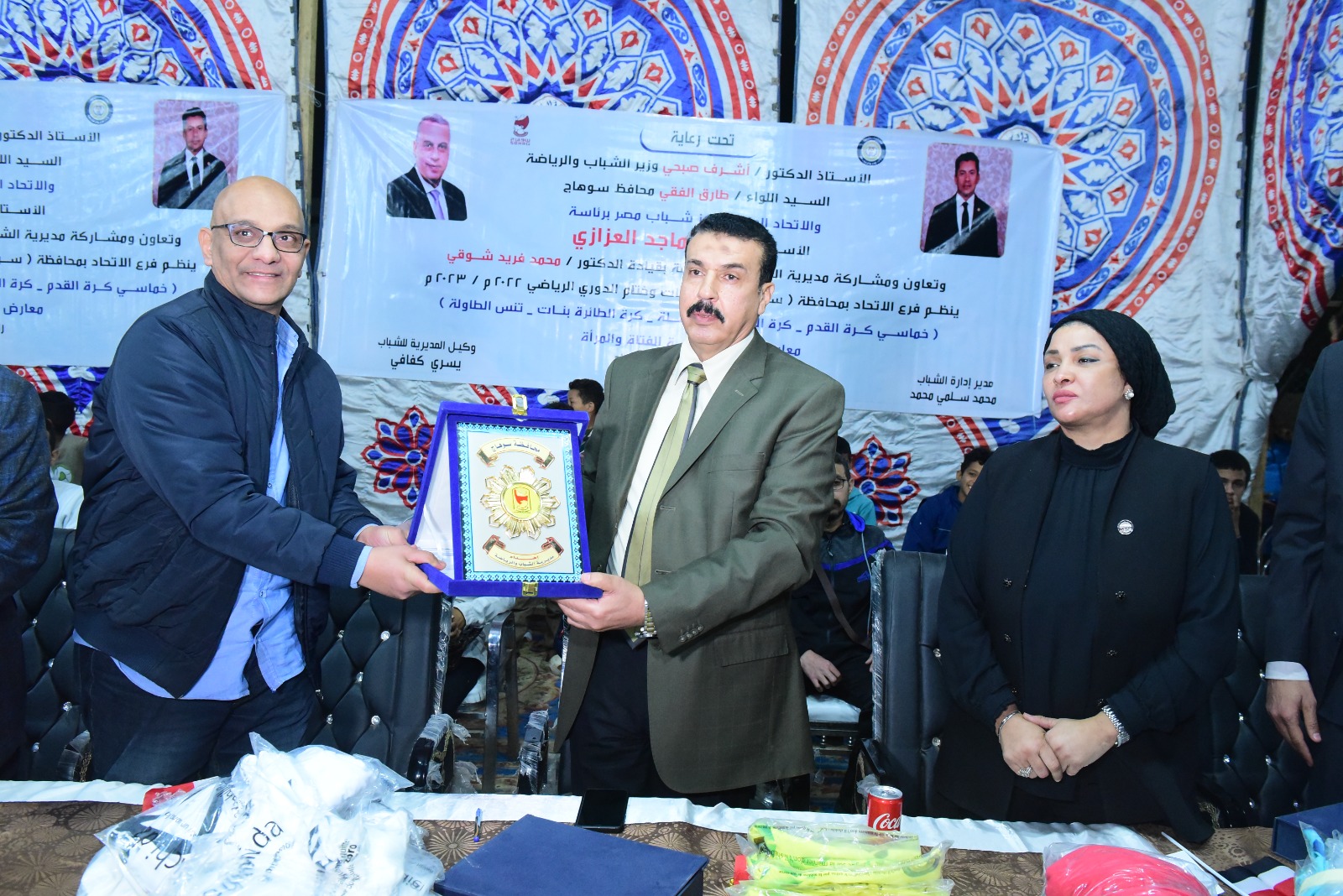 وكيل وزارة الشباب والرياضة يتسلم الدرع وكيل وزارة الشباب والرياضة يتسلم الدرع