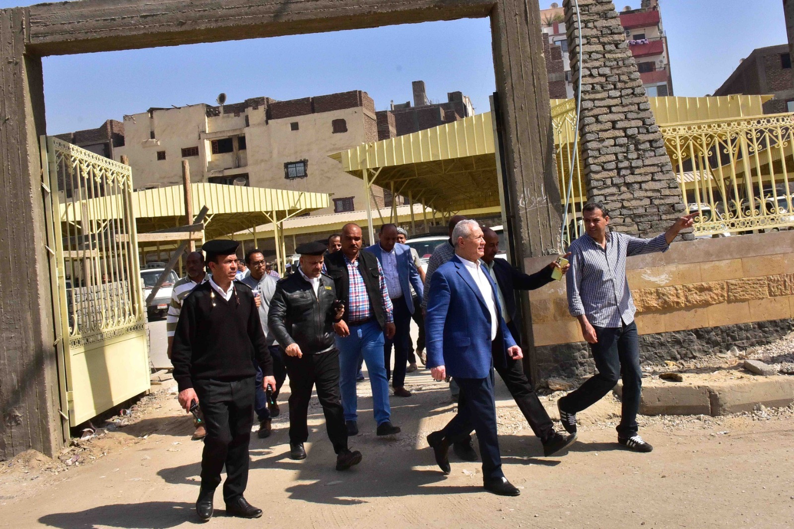 محافظ الأقصر يتابع تطوير المواقف والأسواق محافظ الأقصر يتابع تطوير المواقف والأسواق