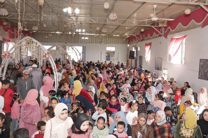 أحد الأطفال يتسلم الجوائز أحد الأطفال يتسلم الجوائز