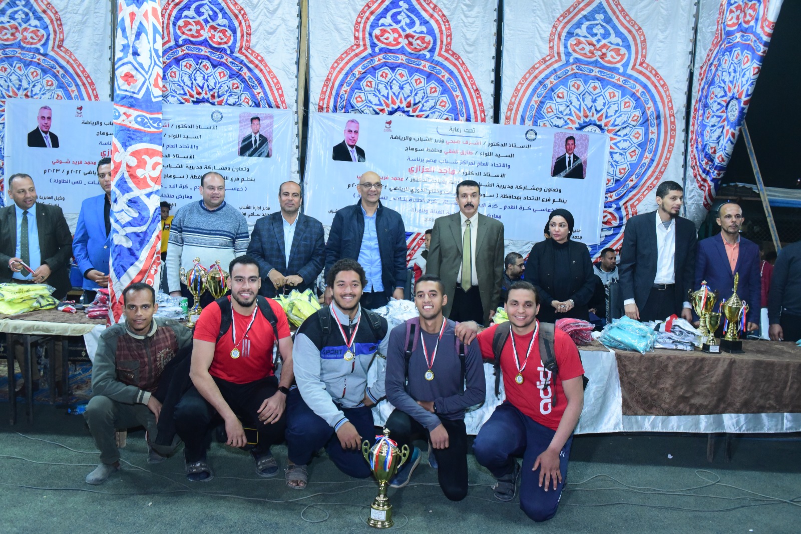 تسليم الكأس للفريق الفائز تسليم الكأس للفريق الفائز