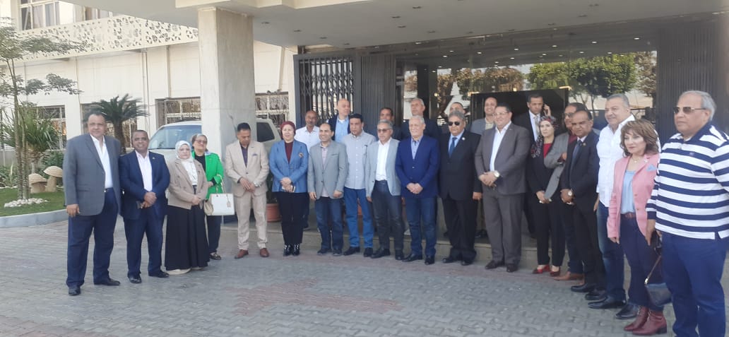 صورة تذكارية للمحافظ مع وفد لجنة الإدارة المحلية بالبرلمان