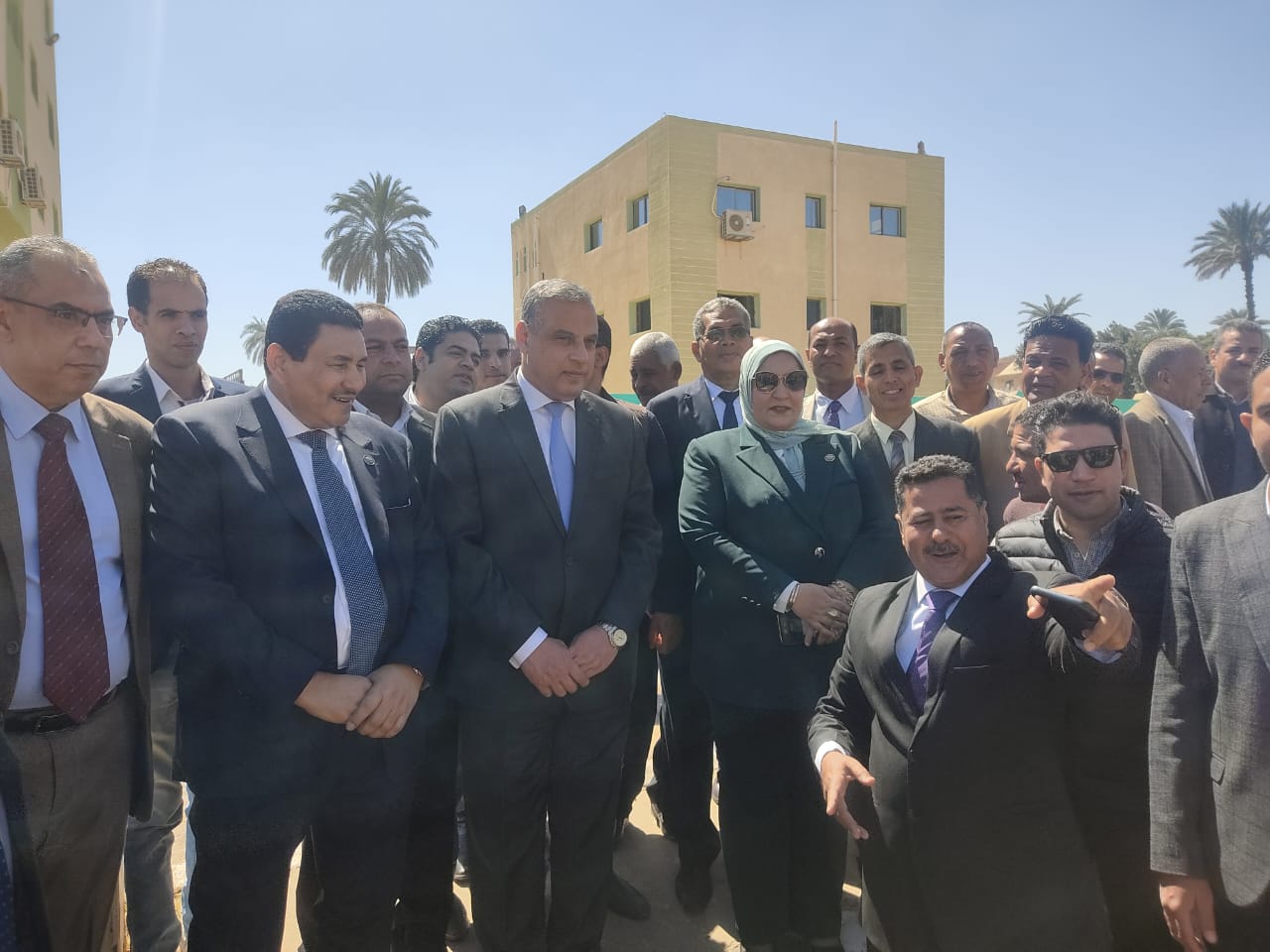 محافظ وجولته التفقيد وإفتتاح إدارة جهينة التعليمية  (1)