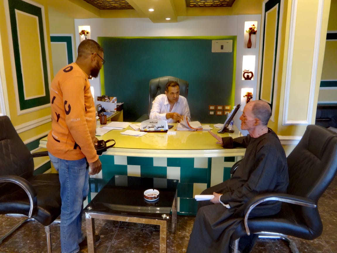 رئيس مدينة الأقصر يبحث مطالب المواطنين