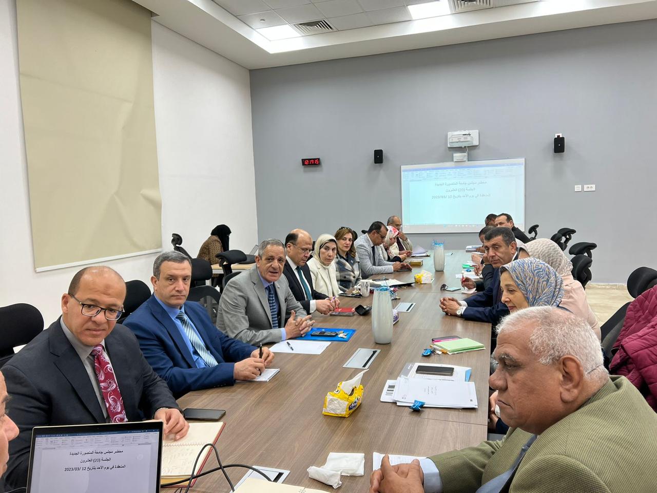 عمداء الكليات في حضور رئيس الجامعة عمداء الكليات في حضور رئيس الجامعة