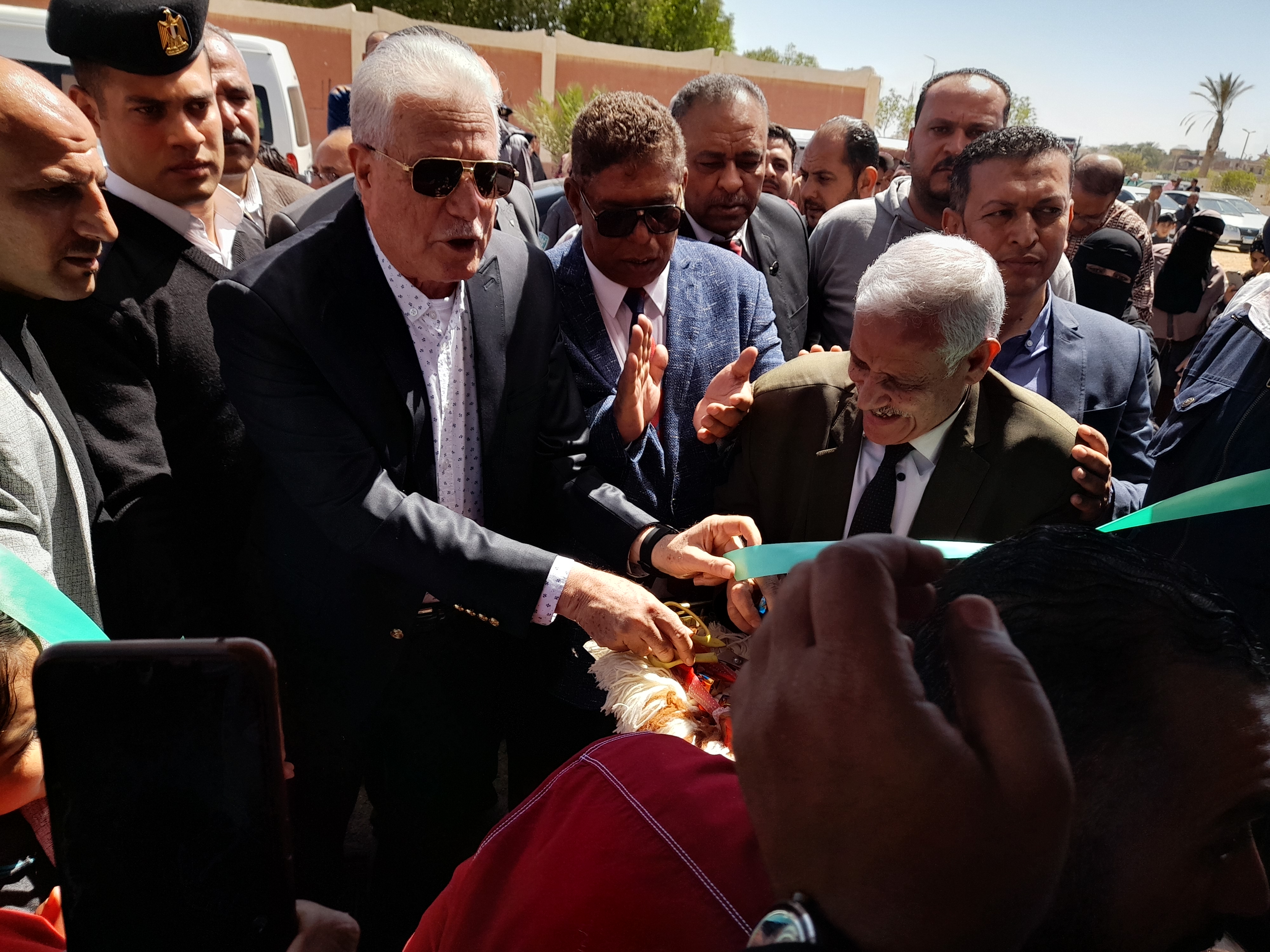 جانب من افتتاح محافظ جنوب سيناء لمعرض أهلا رمضان (1)