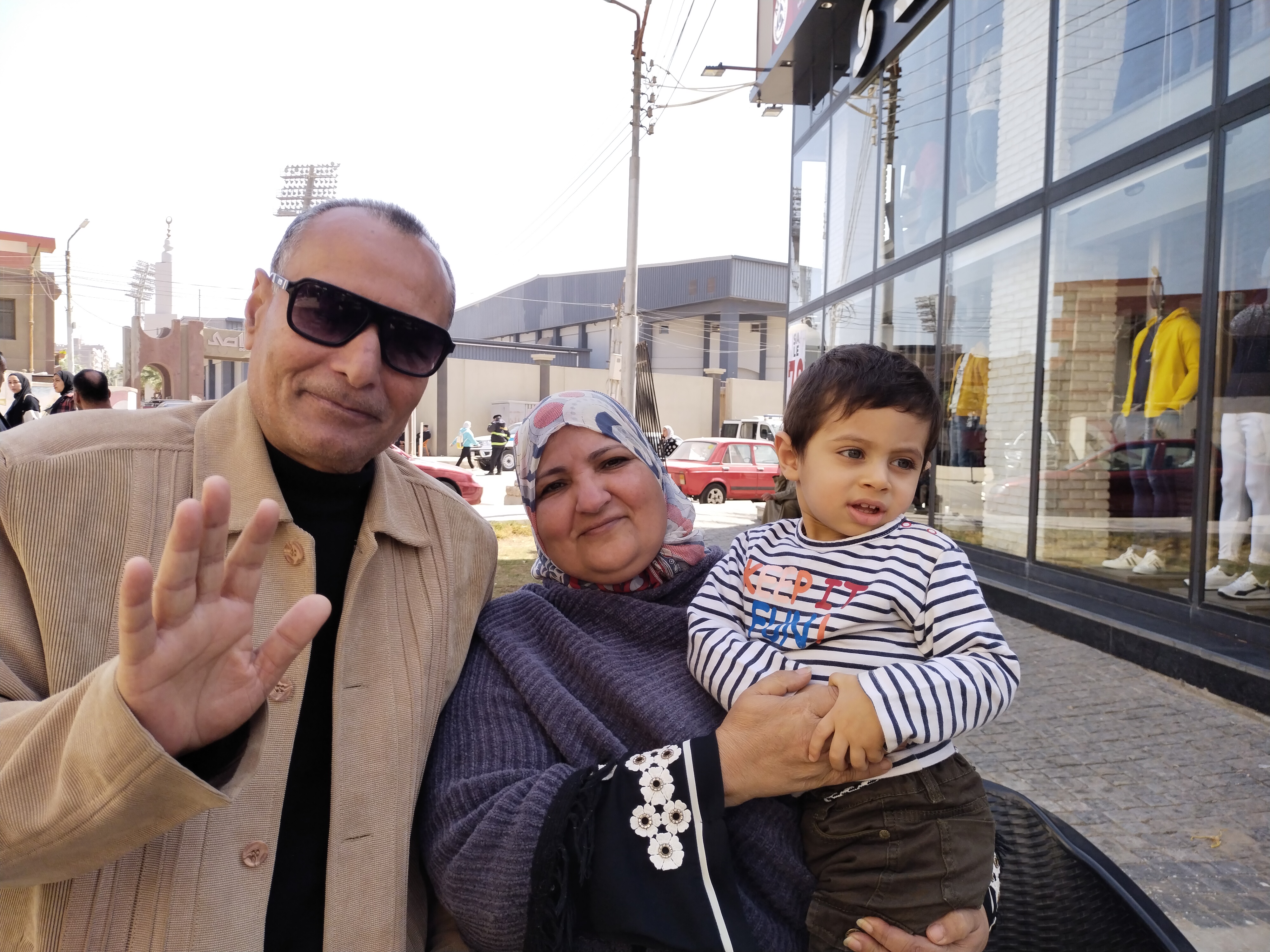 أحد الفائزين بحج القرعة بالقليوبية وزوجته (2)