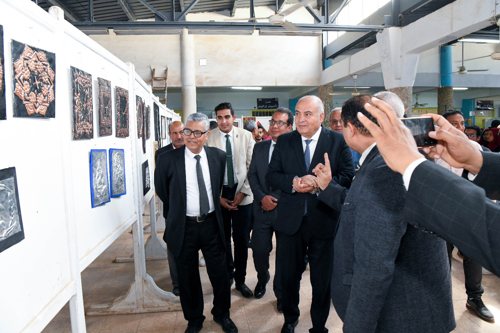 الداودي يتفقد لوحات المعرض الداودي يتفقد لوحات المعرض