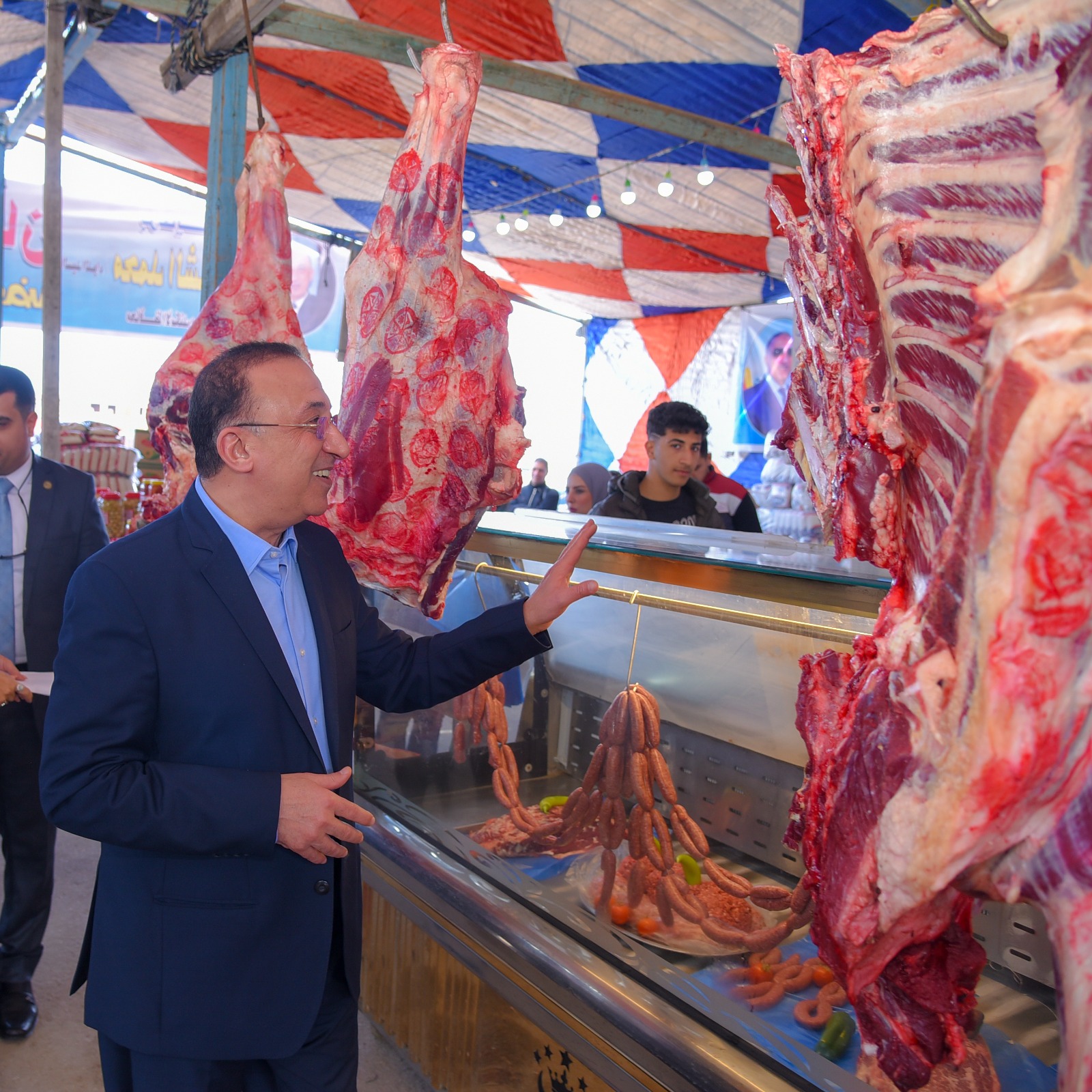 المحافظ يتفقد المعرض المحافظ يتفقد المعرض