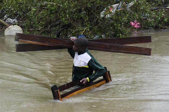 مواطن-موزمبيقى-وسط-مياه-الاعصار