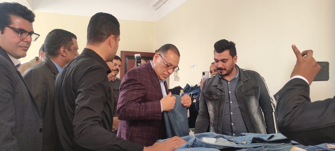 - محافظ الشرقية يتفقد المعرض (1)
