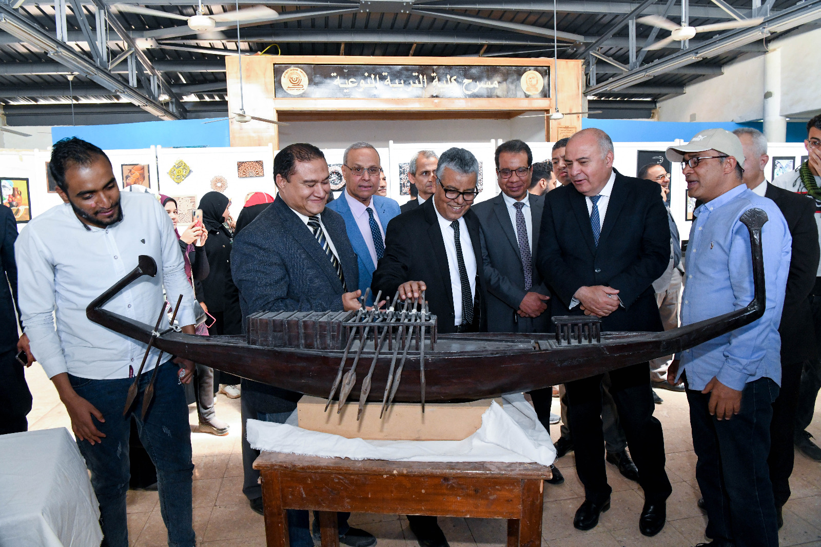 محافظ قنا يتفقد الاسبوع البيئي محافظ قنا يتفقد الاسبوع البيئي