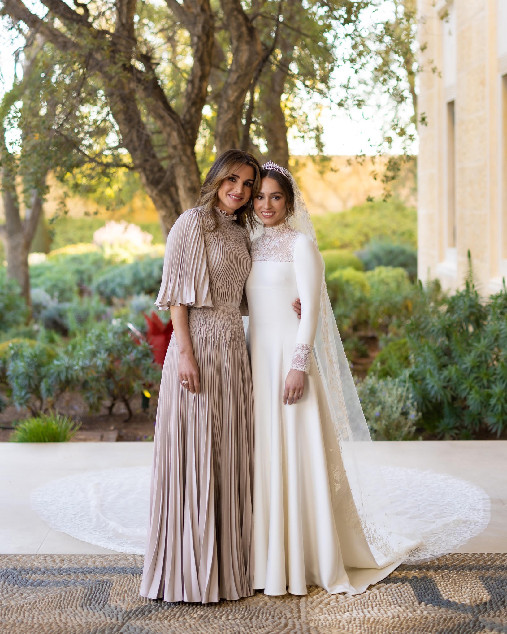 الملكة رانيا العبد الله مع ابنتها الاميرة ايمان من حفل الزفاف