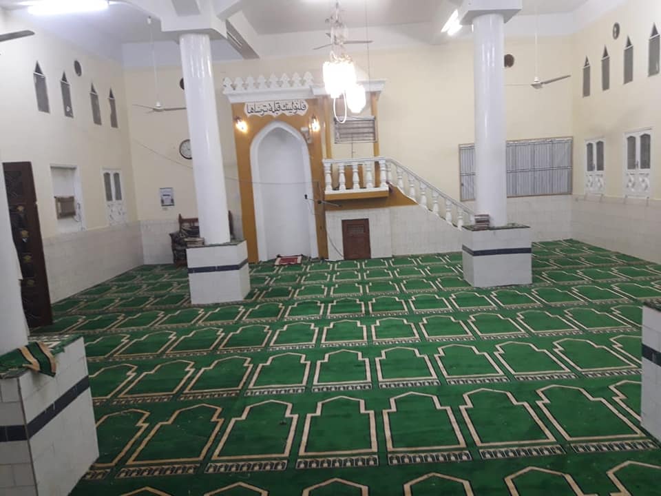 العمل بفرش مسجد الصالحين بالقرنه بسجاد المحراب الجديد العمل بفرش مسجد الصالحين بالقرنه بسجاد المحراب الجديد