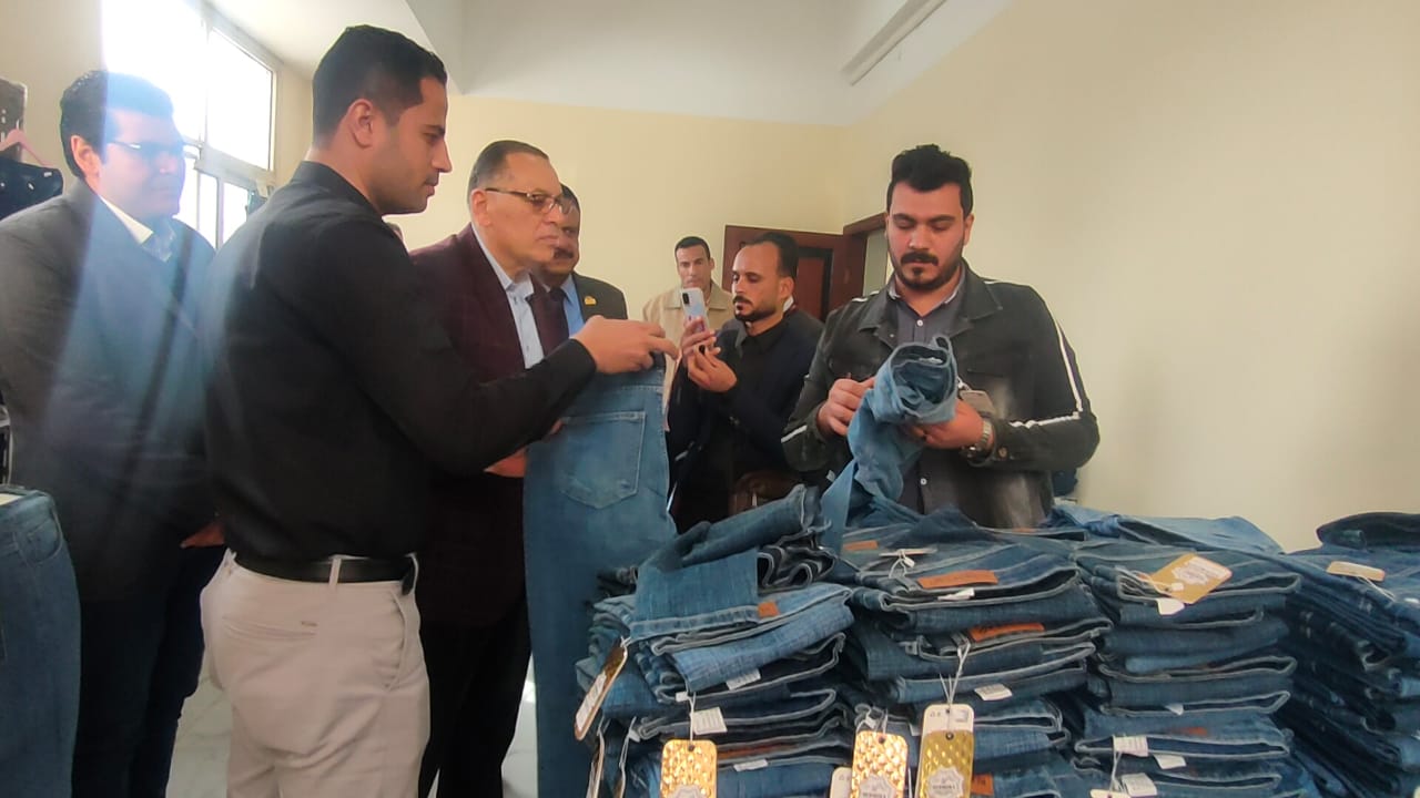 - محافظ الشرقية يتفقد المعرض (2)