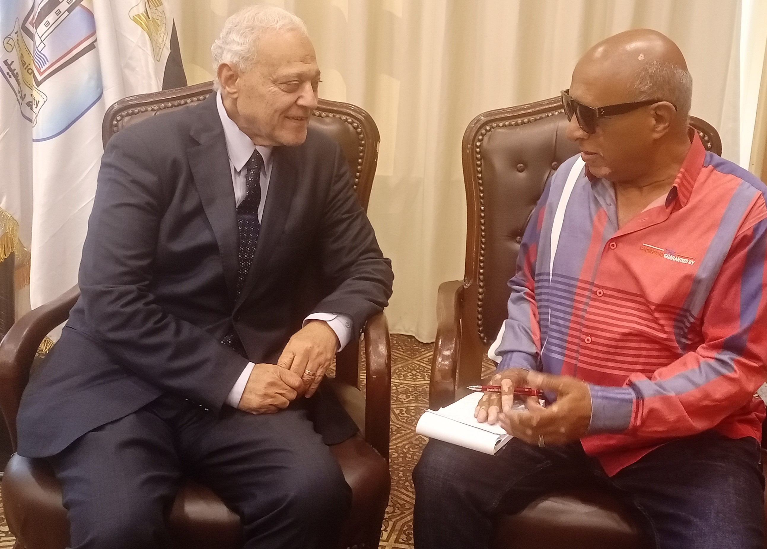  الدكتور حسين العطفى والزميل محمد فرج (2)