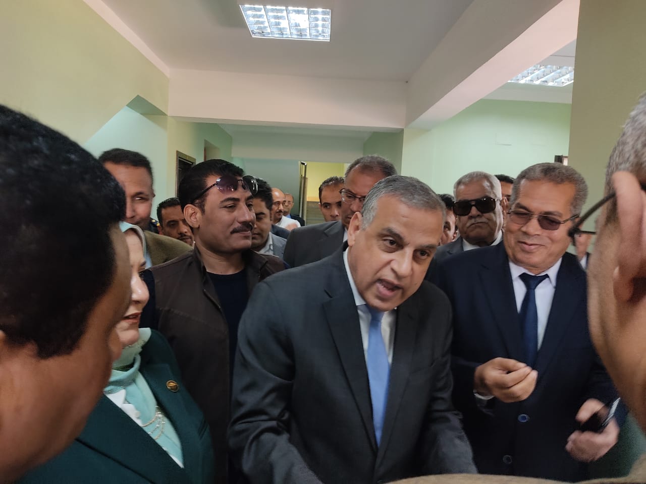 محافظ سوهاج داخل إدارة جهينة التعليمية  (2)