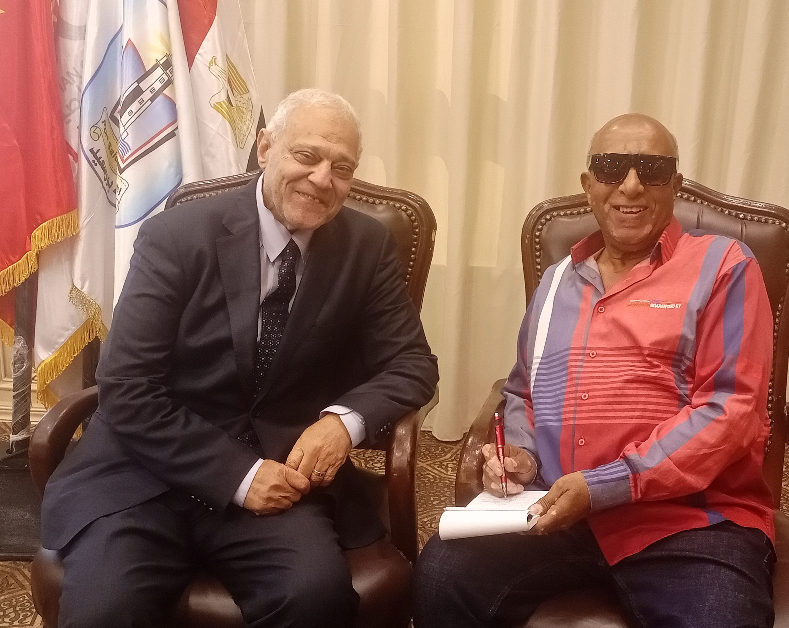  الدكتور حسين العطفى والزميل محمد فرج (1)