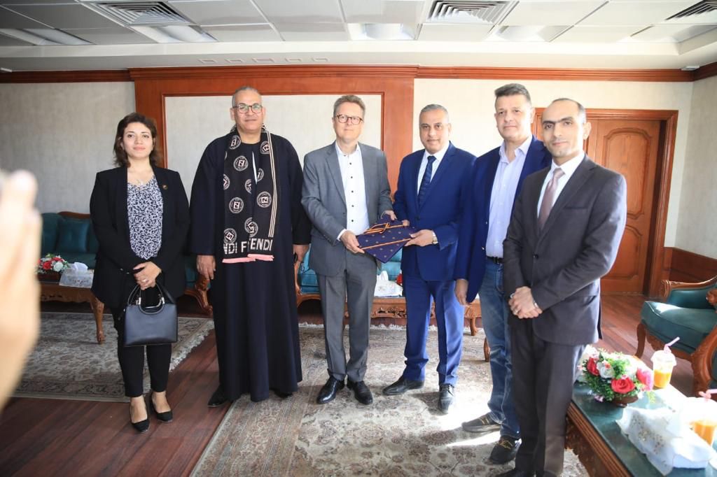 السفير مع المحافظ 