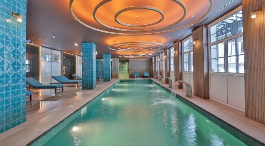 حمام سباحة داخل الفندق