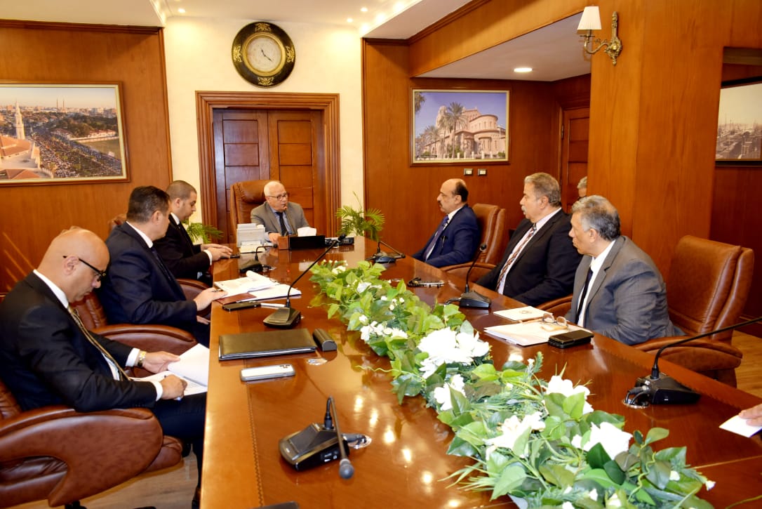 محافظ بورسعيد أثناء الاجتماع مع عدد من المستثمرين