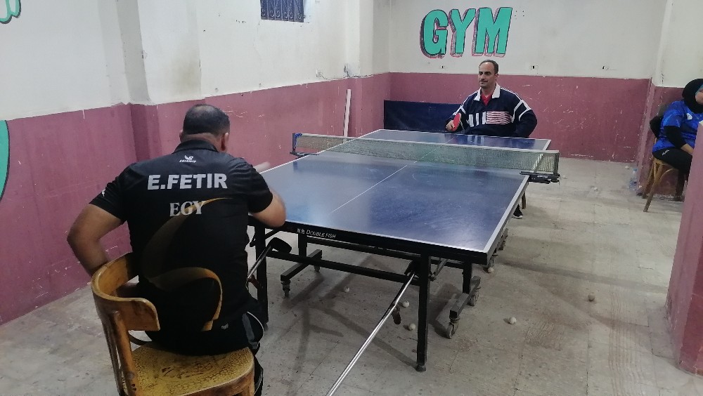 اللعب داحل صالة النادي