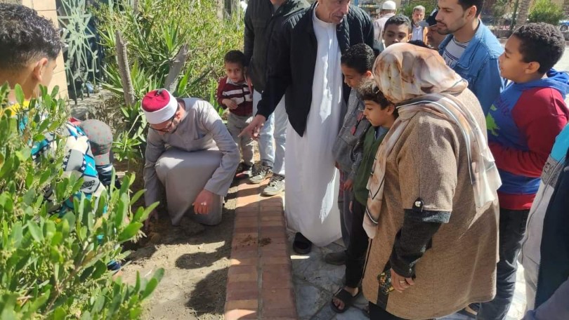 إمام المسجد يزرع الأشجار