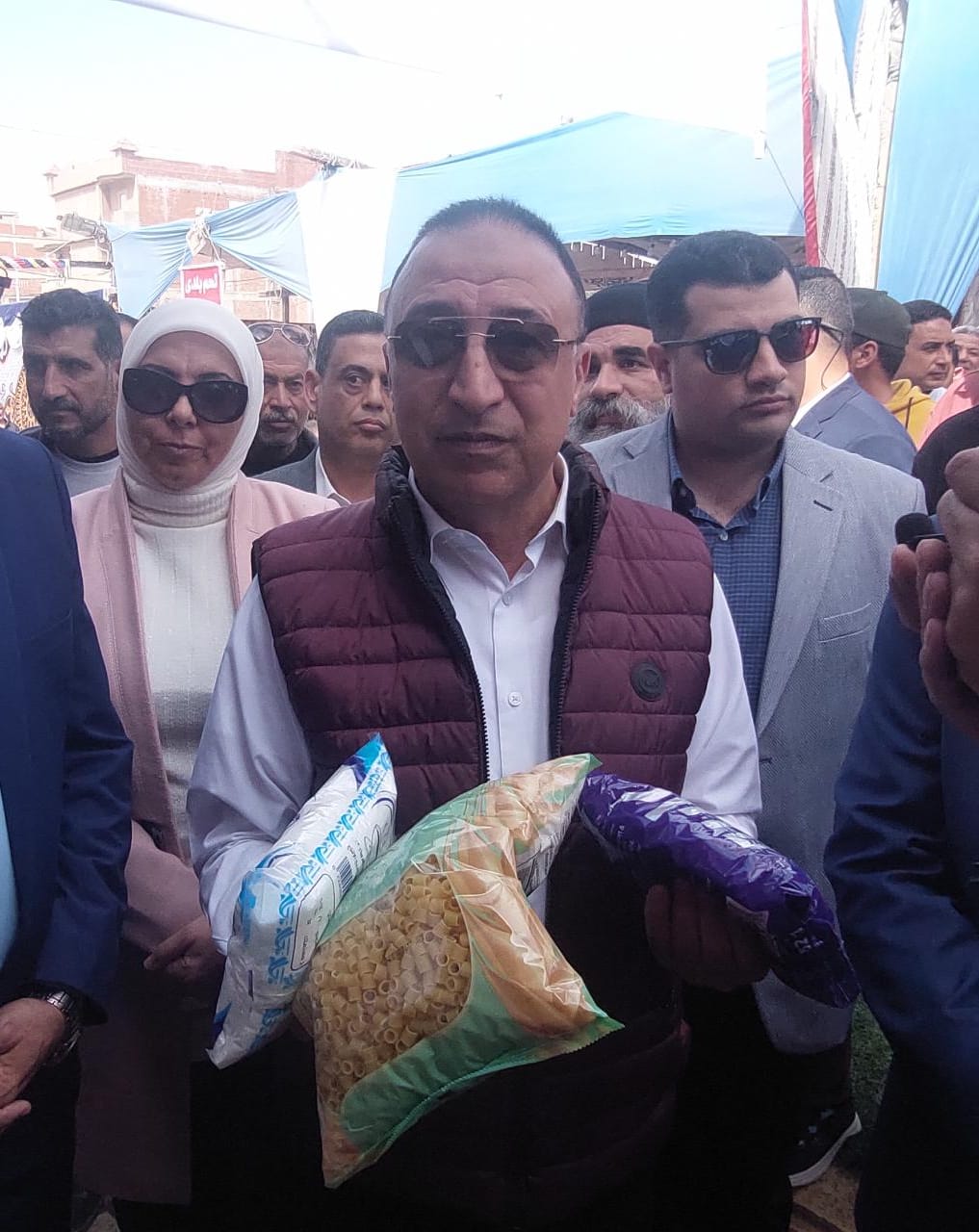 المحافظ داخل المعرض