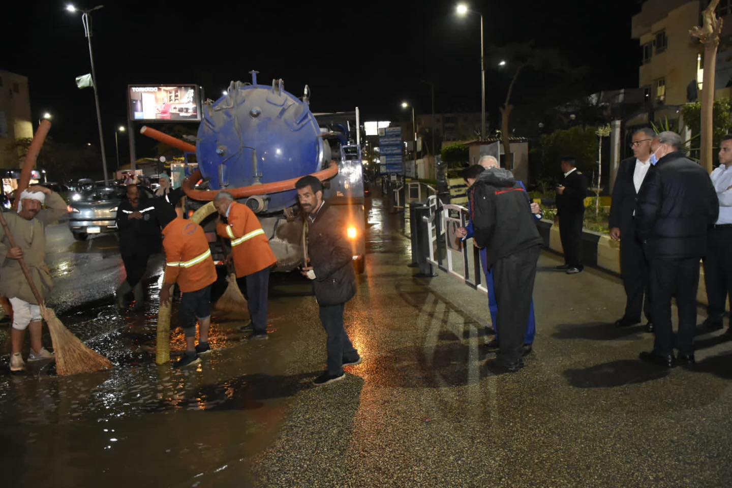 اثنا متابعة رفع مياه الأمطار اثنا متابعة رفع مياه الأمطار