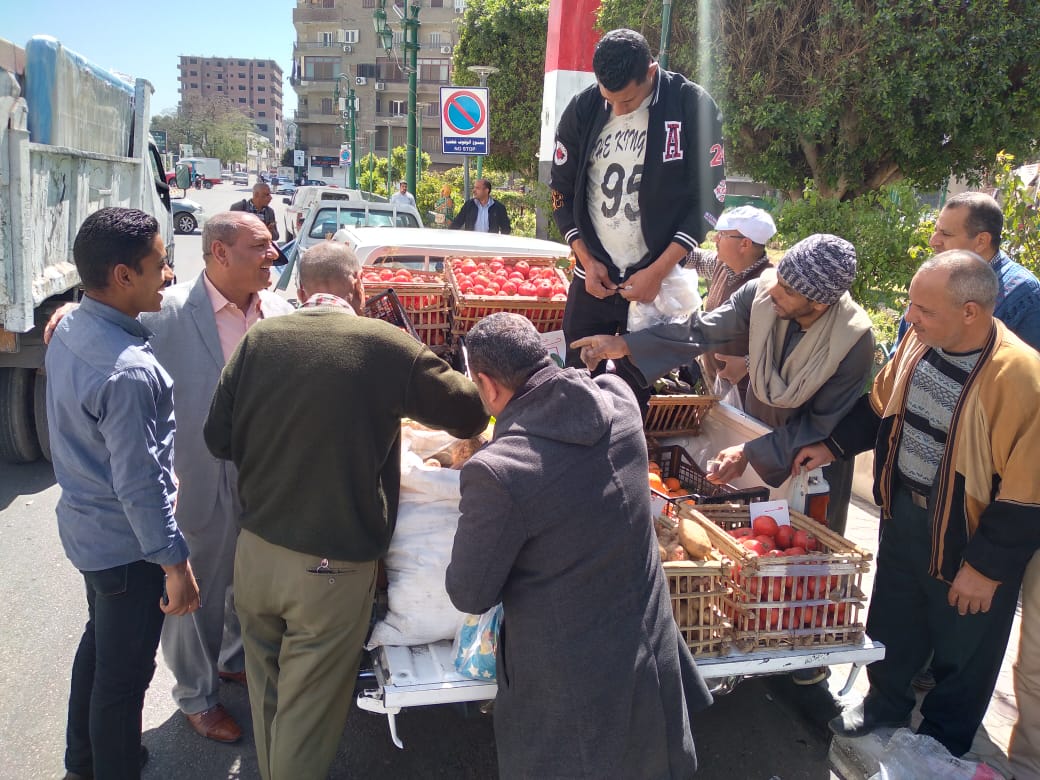 جانب من منافذ البيع بالشوارع فى أسيوط (4)