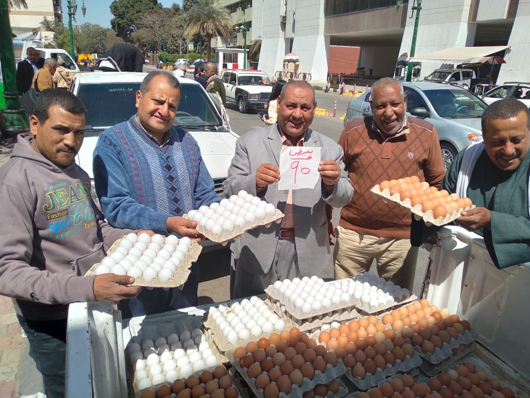 جانب من منافذ البيع بالشوارع فى أسيوط (2)