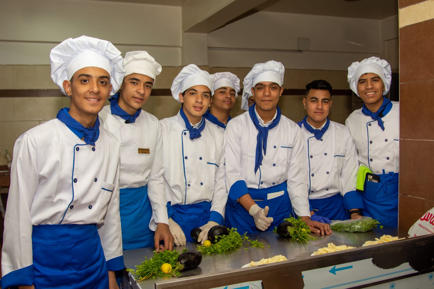 طلاب المدرسة الثانوية الفندقية ببورسعيد