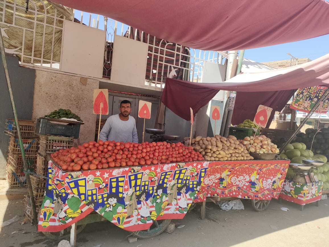 زينة رمضان على عربات بائعى شارع أحمد عرابى بإسنا