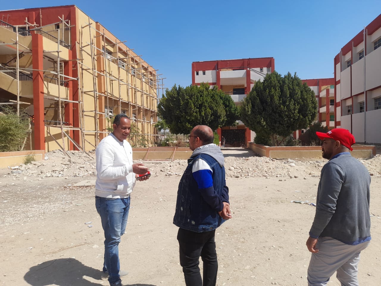 رئيس مدينة الطود يتفقد صيانة مدرسة العديسات الثانوية الصناعية