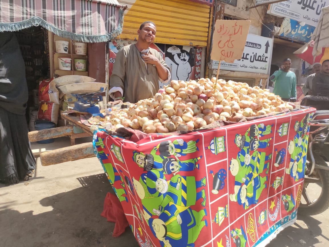 فرحة البائعين بزينة شهر رمضان على عرباتهم