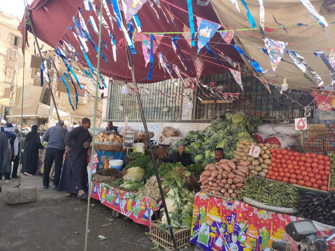 بائعى شارع أحمد عرابى بإسنا يرسمون مشهد جمالى قبل رمضان